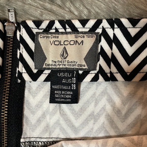 Volcom Chevron Mini Skirt in Size US 7 - Picture 2 of 6
